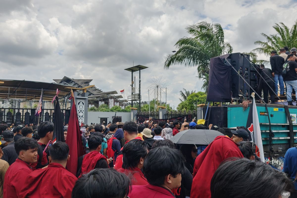 Demonstrasi di depan gedung gubernur Kaltim