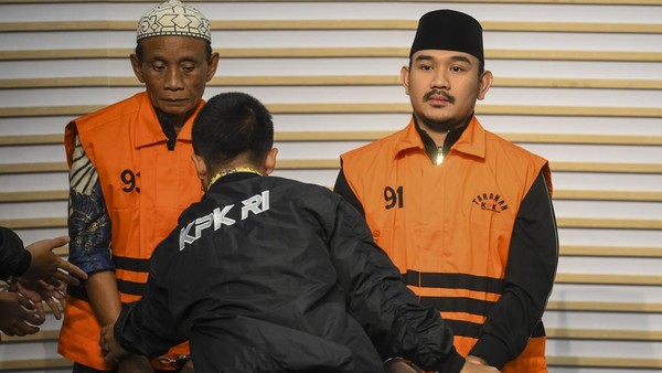KPK Tahan Bupati Bekasi