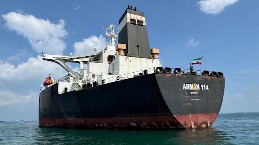 Kapal Tanker Mengangkut Minyak Dunia