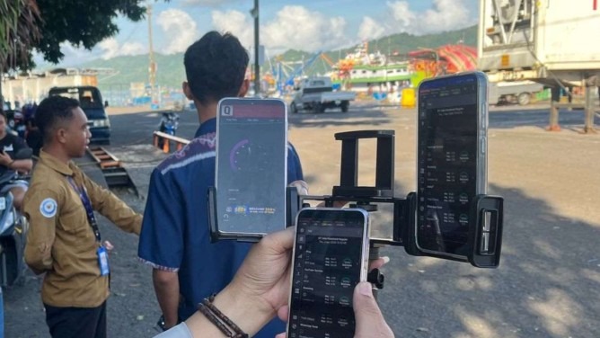 Petugas Balai Monitor SFR Kelas II Manado Kementerian Komdigi memantau kualitas layanan seluler di Bitung, Sulawesi Selatan,