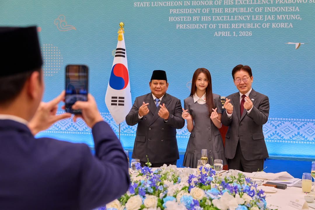 Carmen Hearts2Hearts foto bersama dengan Presiden Prabowo dan Presiden Korea Selatan