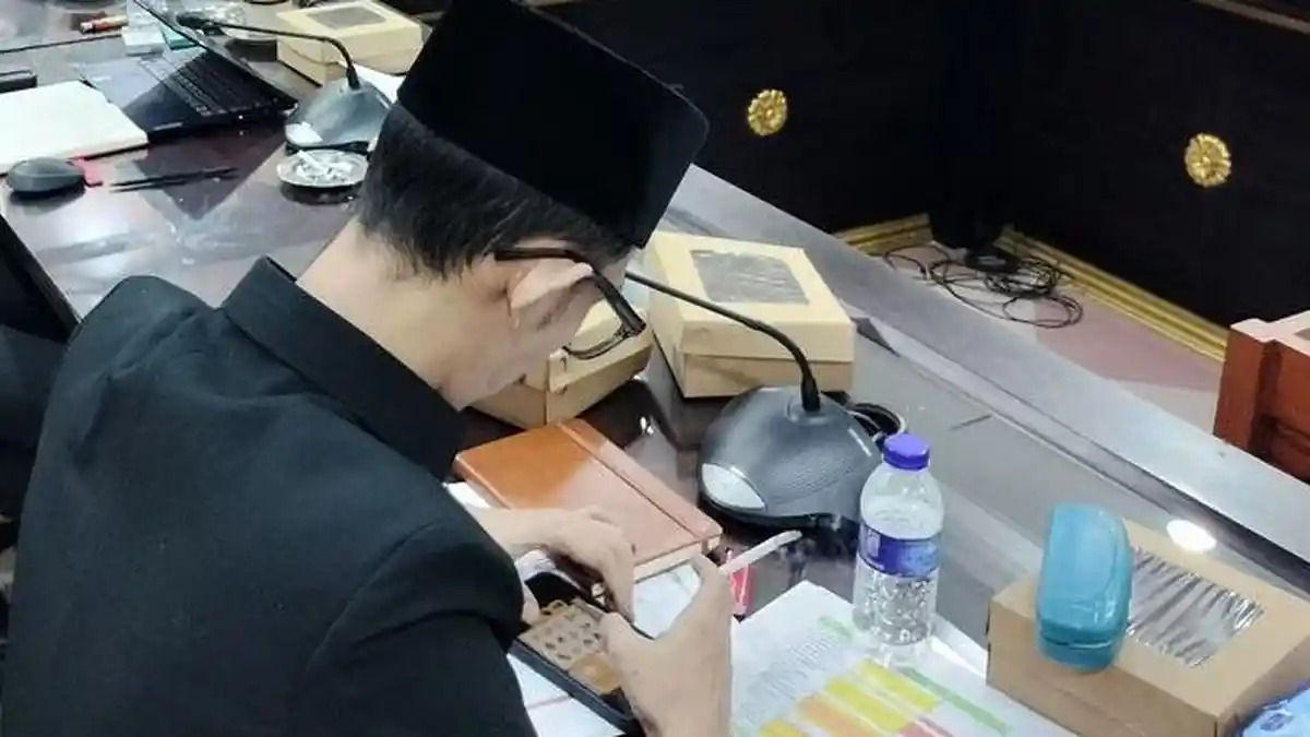 Anggota DPRD Jember main gim dan merokok saat rapat
