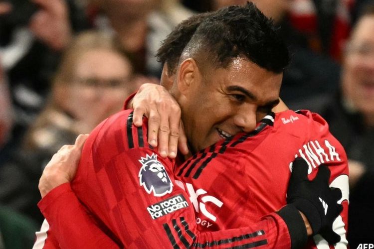 Casemiro berpelukan dengan Cunha