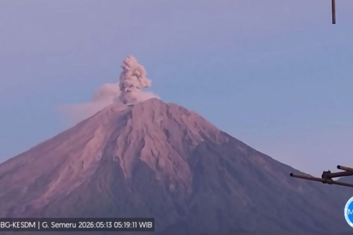 Gunung Semeru Erupsi
