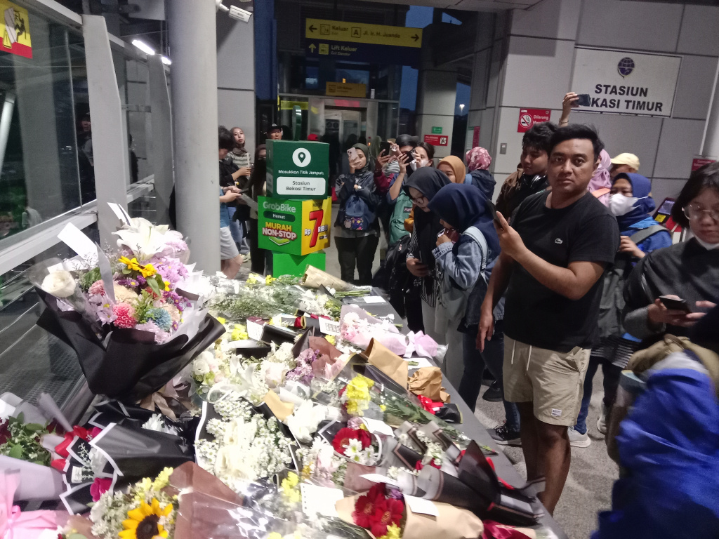 Karangan Bunga di Stasiun Bekasi Timur