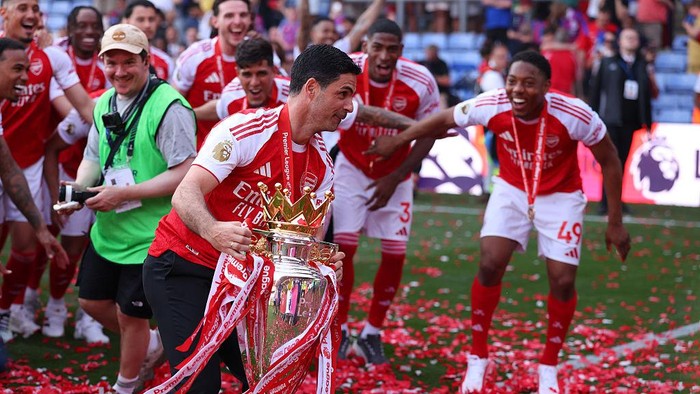 Mikel Arteta angkat Trofi Liga