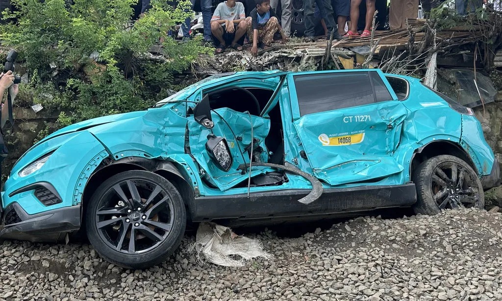 Taksi Green SM Tertabrak Kereta