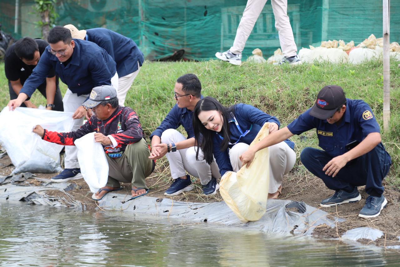 Viera Lovienta (PR & CSR Manager Agrinas Jaladri) dan rekan-rekan melepaskan benih ikan nila