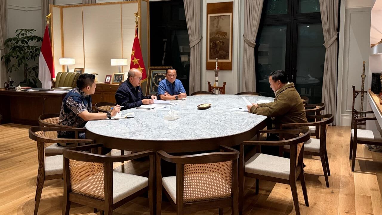 Presiden Prabowo Subianto menerima Menteri Investasi dan Hilirisasi Rosan Roeslani, di kediaman pribadinya di Kertanegara, Jakarta