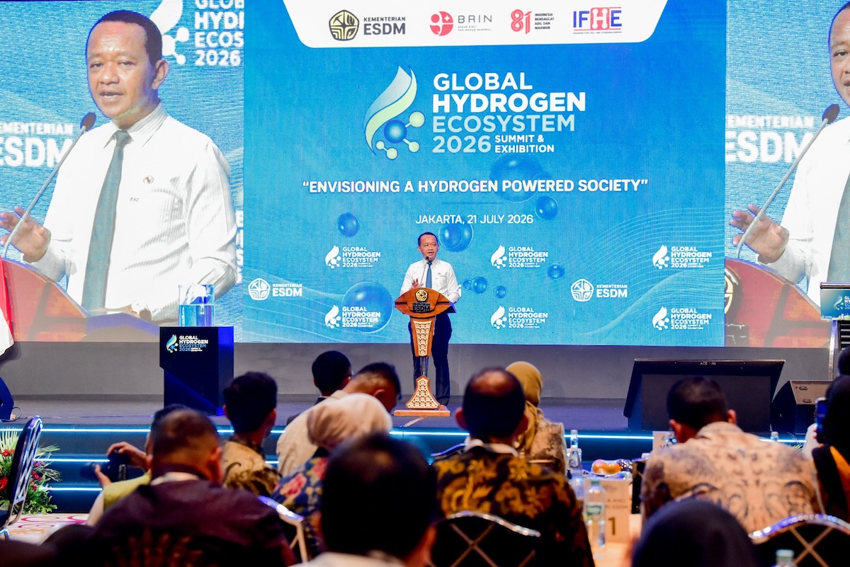 Bus hidrogen diesel dual fuel yang diperkenalkan pada GHES 2026. Foto: esdm.go.id