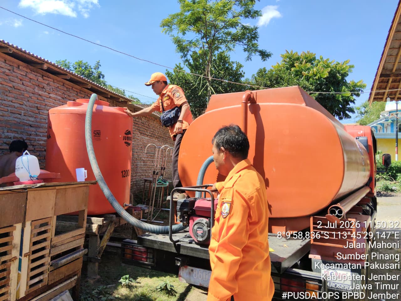 Petugas BPBD Kabupaten Jember mendistribusikan bantuan air bersih kepada warga terdampak kekeringan di Indonesia, tepatnya di Desa Sumberpinang, Kabupaten Jember.