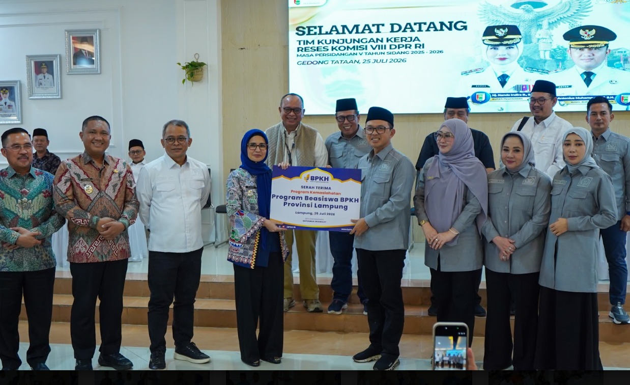 BPKH menyerahkan beasiswa dan bantuan sarana sanitasi kepada masyarakat di Lampung. Foto: bpkh.go.id