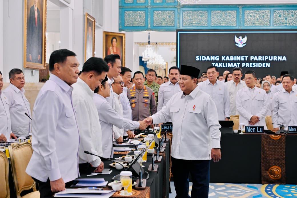Presiden Prabowo Subianto memberikan arahan terkait Danantara dalam Sidang Kabinet Paripurna. Foto: kemensetneg.go.id