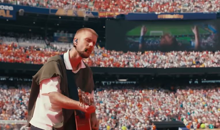 Justin Bieber tampil dengan gitar akustik pada halftime show final Piala Dunia 2026. Foto: FIFA