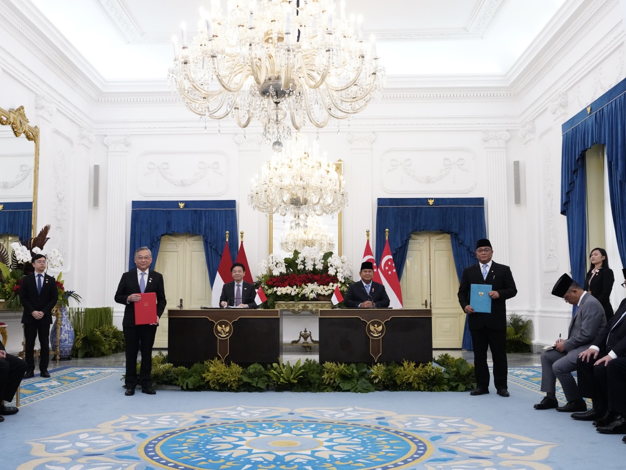 Menteri Lingkungan Hidup Moh Jumhur Hidayat menandatangani kerja sama lingkungan Indonesia Singapura terkait perlindungan lingkungan dan kredit karbon.