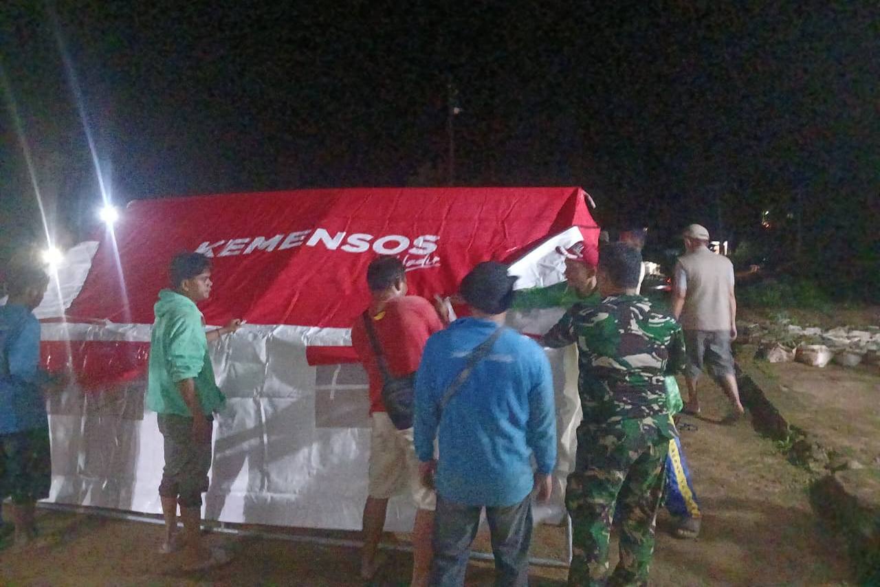 Penyaluran bantuan logistik Kemensos kepada korban banjir di Tapanuli Tengah. Foto: kemensos.go.id