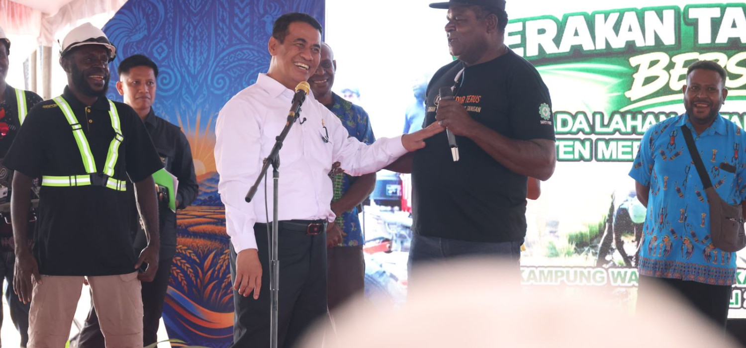 Menteri Pertanian Andi Amran Sulaiman bersama petani menerapkan Pertanian Modern PM AAS untuk meningkatkan produktivitas padi di Merauke.