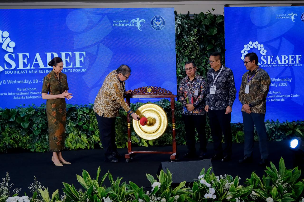 Airlangga Hartarto membuka SEABEF 2026 dan IBEM 2026 dengan pemukulan gong di Jakarta. Foto: kemenpar.go.id