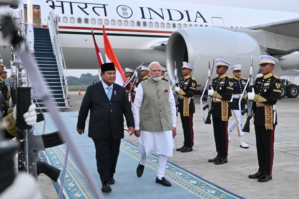 Presiden Prabowo Subianto menyambut Perdana Menteri India Narendra Modi saat tiba di Pangkalan Udara Halim Perdanakusuma Jakarta.