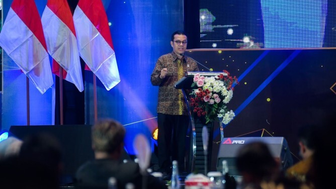 Wakil Menteri Komunikasi dan Digital Nezar Patria saat memberikan sambutan dalam Radar Surabaya Awards 2026.