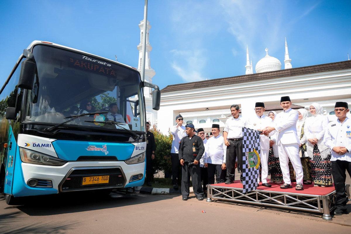 Bus Trans Banten Koridor 3 melayani penumpang di Terminal Pakupatan, Kota Serang.