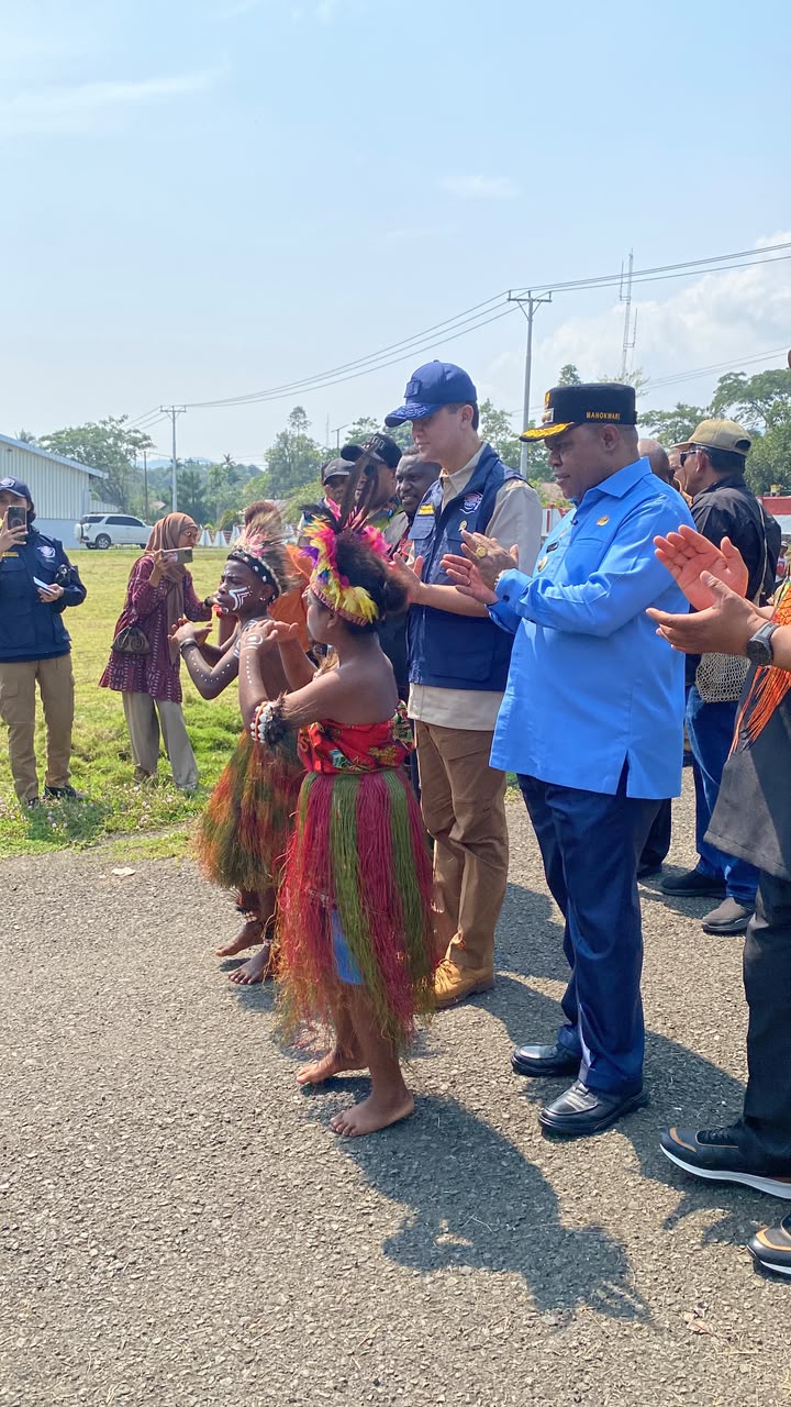 Tari Yospan menyambut Kedatangan Menteri Transmigrasi dan Bupati Manokwari